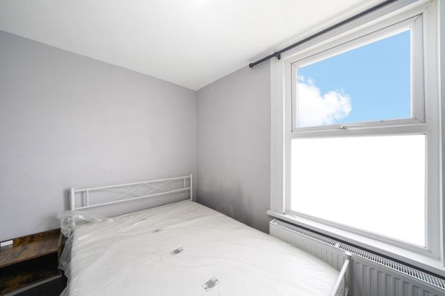 Flat to rent in St. Georges Road, London