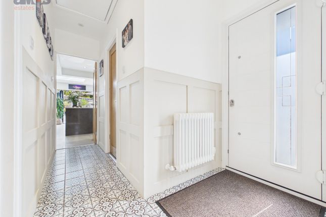 7 Broomfield, Hadleigh, Essex photo 4