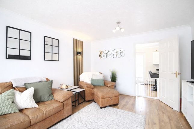 21, Willow Close, Pontypridd photo 3