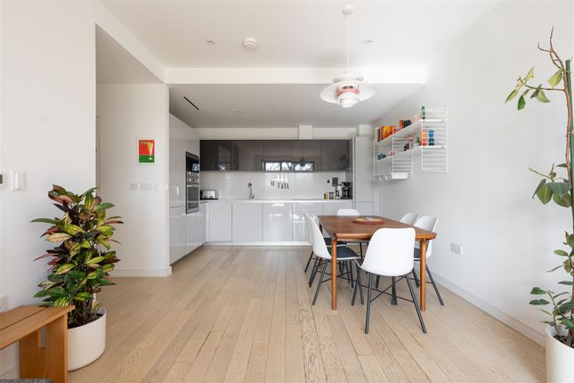 Flat for sale in Downs Road, London