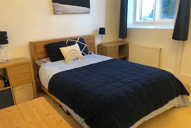 Flat 58, Redhill photo 5