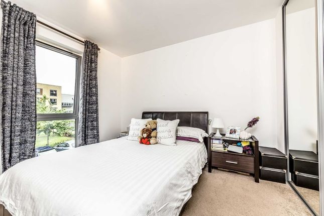Flat to rent in St. Georges Grove, London