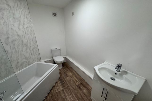 Flat 1, 107 Dyehouse Lane, High Peak photo 3