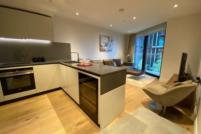 Flat for sale in Vauxhall, London