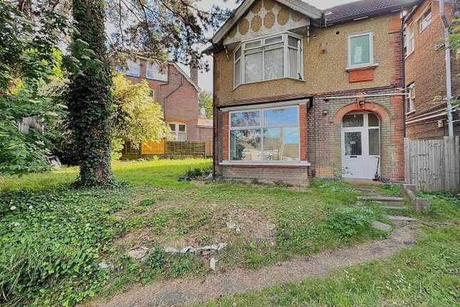 Thumbnail Detached house for sale in London Road, Luton