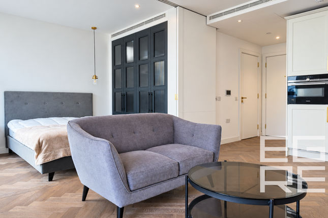 Studio flat on London Dock, Wapping, £550,000