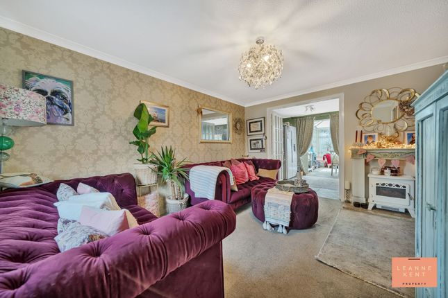 2 Clos Y Cedr, Caerphilly photo 4