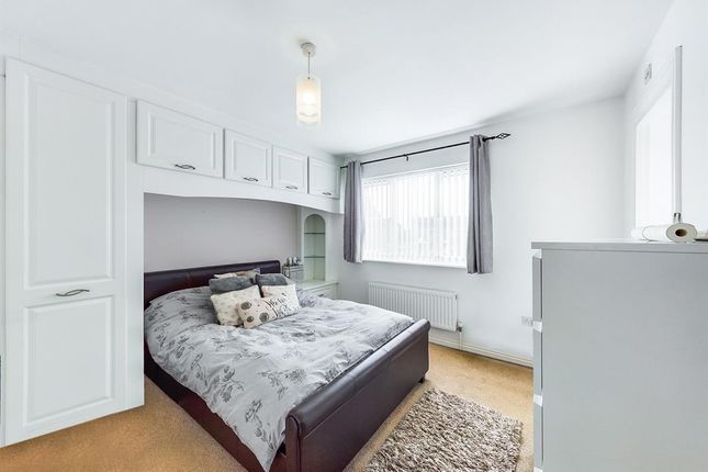 81 Blunden Drive, Slough photo 3