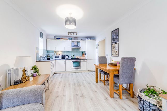 13, Holmefield Place, Addlestone photo 4