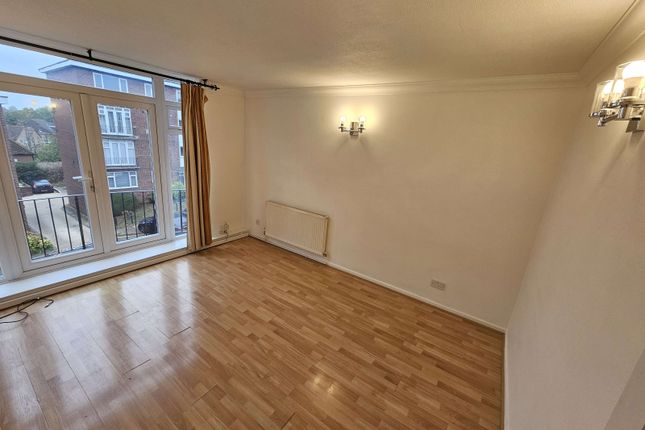 33, The Larches, LUTON photo 3