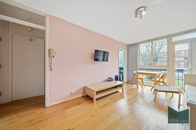 Studio flat on Flat 25, Ashbourne Court, Ashbourne Close, London, £175,000