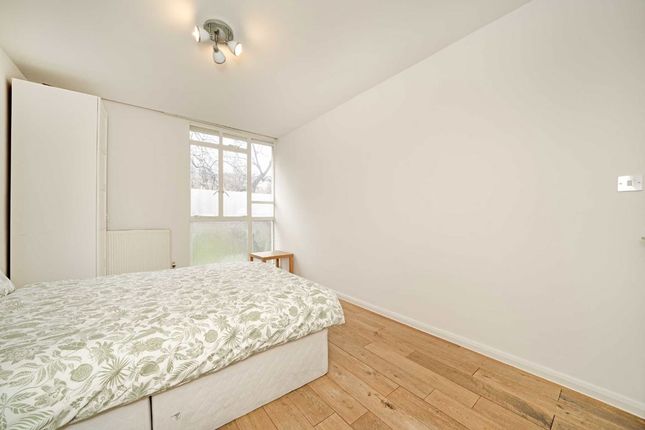 Flat 10, Caernarvon House, Hallfield Estate, London photo 4