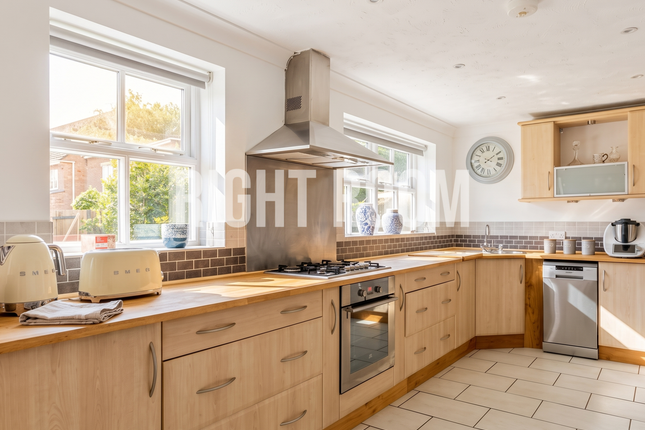 Room 3, Fluellen Place, Bicester, Fareham photo 4