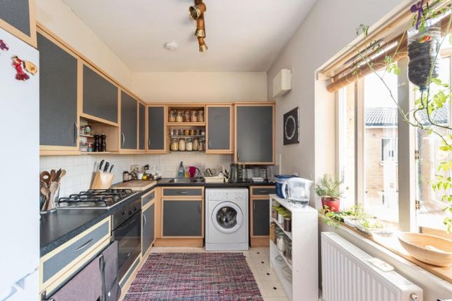 Flat 10, 2 Prince Edward Road, Greater London photo 4