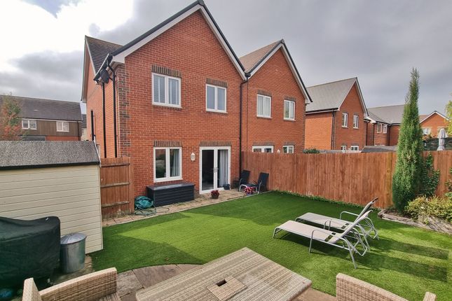 14, Longcroft Way, Havant photo 2