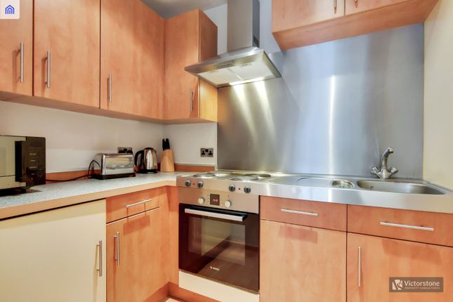 Flat to rent in Lawrence House, City Road, Clerkenwell, London