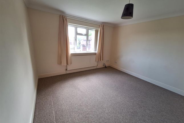 Flat to rent in Westbourne Road, Penarth
