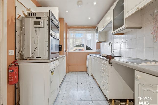 19, Thetford Close, London photo 4