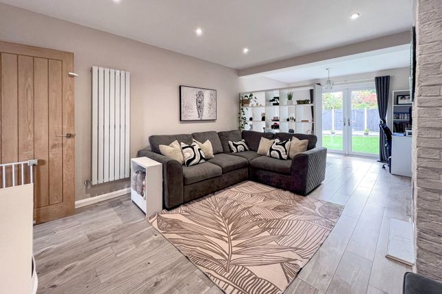 25, Trustons Gardens, Hornchurch photo 2