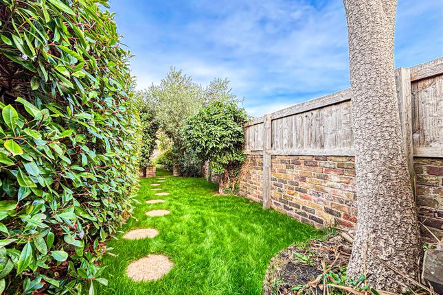 Crouch Road, Burnham-On-Crouch photo 3