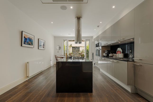 Catherine, Catherine Place, London photo 5