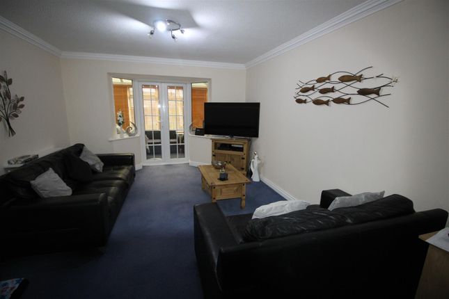 21, The Birches, Bushey photo 4