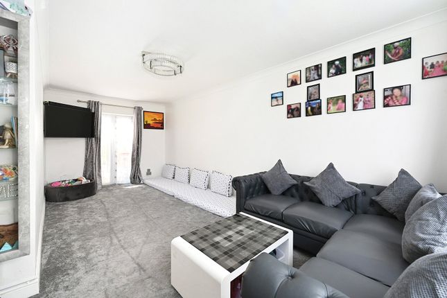 5, Cranford Close, Surrey photo 2