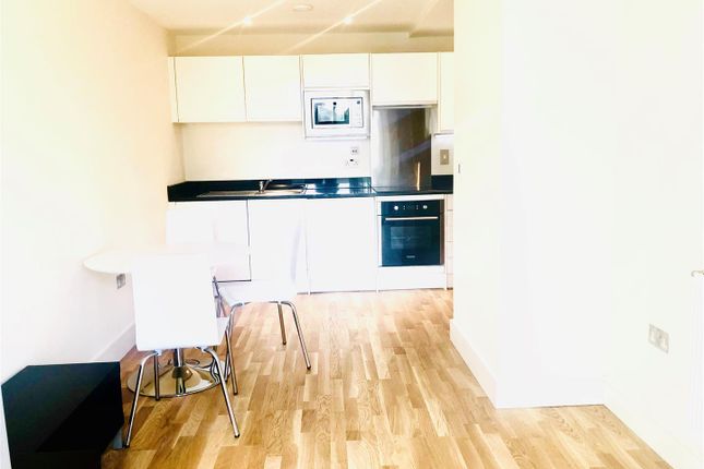 Flat to rent in St. Annes Street, London