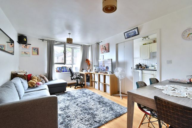 Flat for sale in Cleveley Close, Charlton