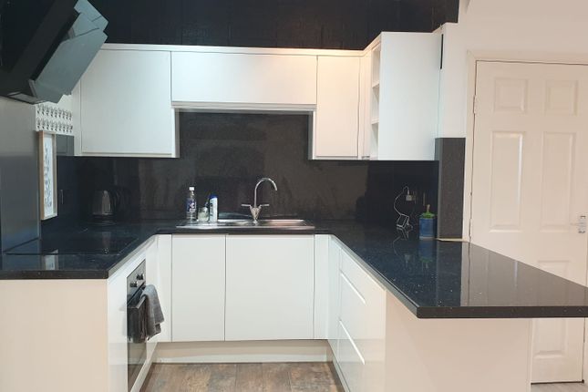 Flat to rent in Villiers Street, Neath