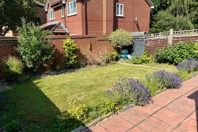 19, Winchcombe Close, Swindon photo 2