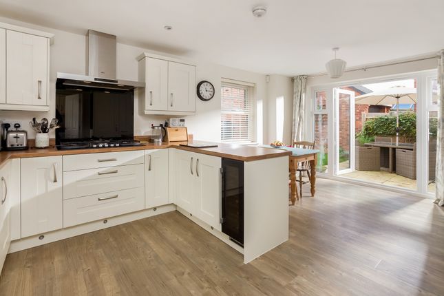 15, Brooks Drive, Harbury photo 4