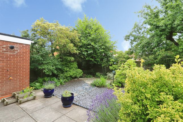 8, Jay Park Crescent, Kidderminster photo 3