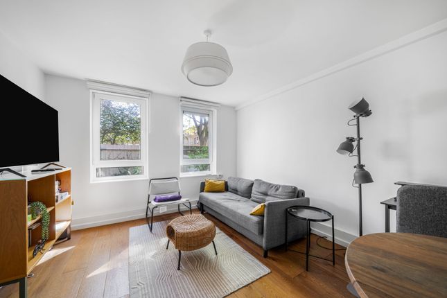1 Houghton Close, London photo 2