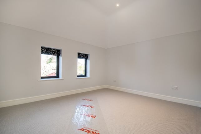 Flat to rent in Wycombe End, Beaconsfield