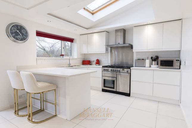 25 Chaucer Avenue, East Grinstead photo 3