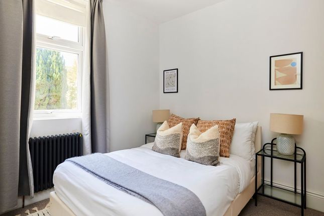 Flat to rent in Conyers Road, London