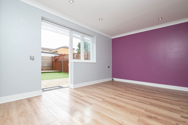 ** 2 DOUBLE BEDROOMS ** Merriam Avenue, Hackney Wick, London photo 4