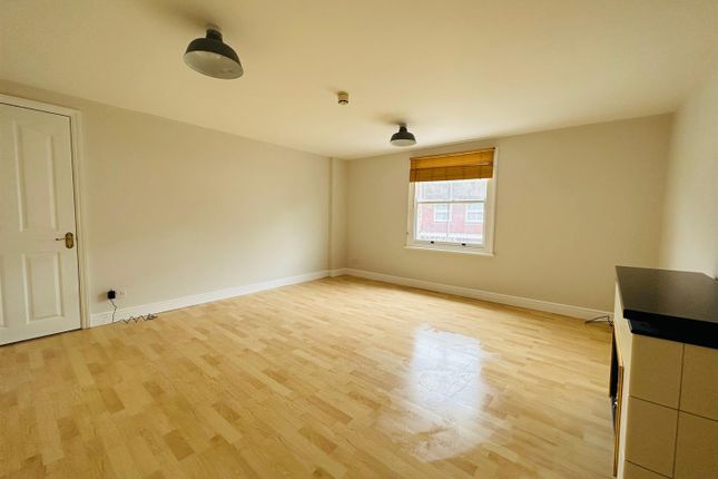 Flat to rent in High Street, Stanstead Abbotts, Ware