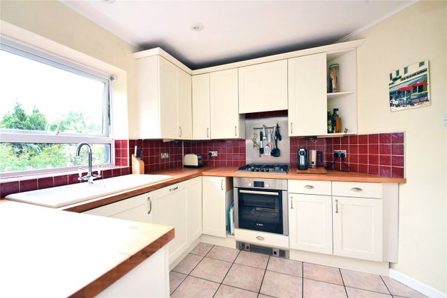 7, The Readens, Surrey photo 4