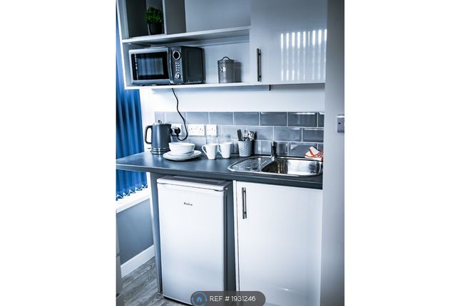 Studio flat on Piper Place, Amblecote, Stourbridge, £695/mo