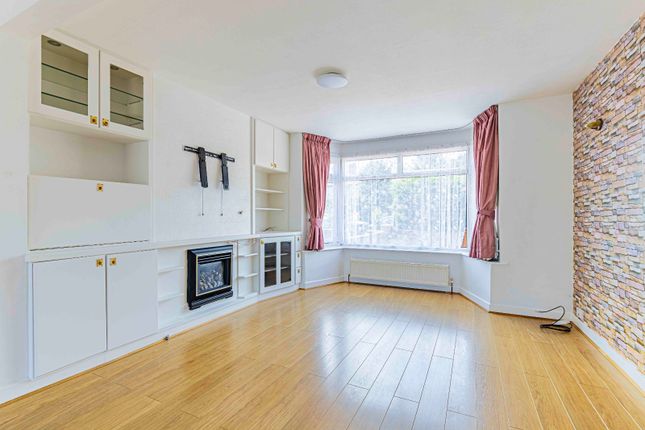 31, Manor Way, Hertfordshire photo 2