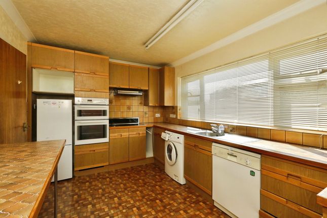 6, Rowan Crescent, Worksop photo 3