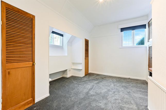 Flat to rent in Forest Drive, Kingswood, Surrey