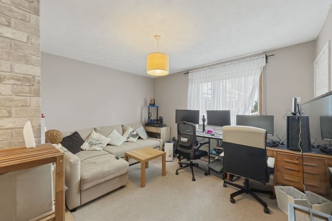 4 Farm Lane, Cwmbran photo 3