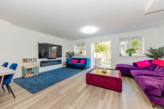 16 Lake Avenue, Camberley photo 2