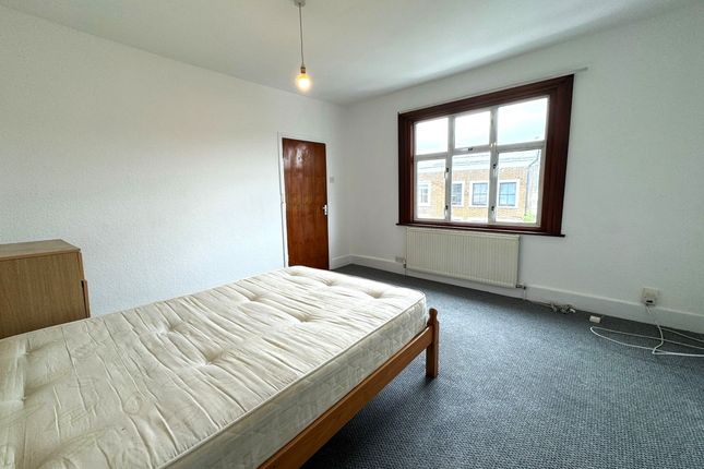 Flat to rent in Alexander Road, London