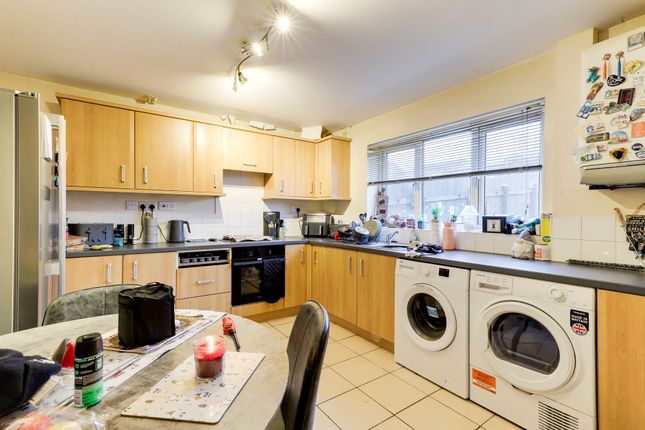 30 Hadrian Gardens, Nottingham photo 3