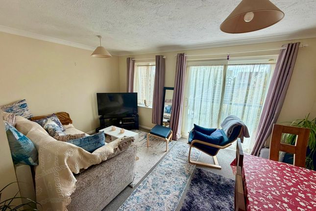 Flat 4, 27 Cotswold Way, Worcester Park photo 2