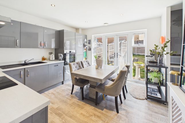 38, Redwood Drive, Bury St Edmunds photo 4